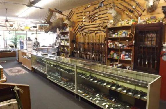 Tuttle's Gun Store logo